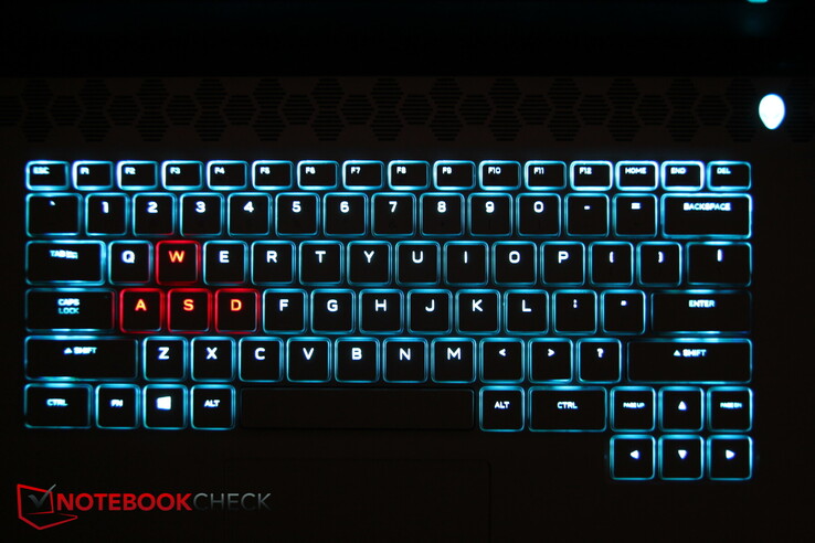 Mechanische Tastatur des Alienware m15 R4 mit individueller RGB-Beleuchtung. Die sekundären Symbole sind nicht beleuchtet und sind deshalb in manchen Situationen schwer zu erkennen.