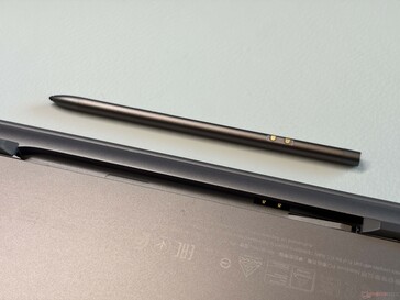 Der Nano Pen wird auf der Unterseite zwischen den Gummifüßen verstaut.