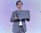 Asus-Chef Jonney Shih und sein neues VivoBook S15 auf der Computex 2017.