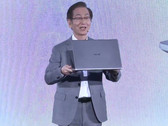Asus-Chef Jonney Shih und sein neues VivoBook S15 auf der Computex 2017.