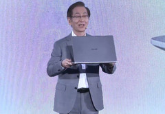 Asus-Chef Jonney Shih und sein neues VivoBook S15 auf der Computex 2017.