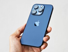Das Apple iPhone 15 Pro kann nicht ganz mit der Akkulaufzeit der besten Konkurrenten Schritt halten. (Bild: Thai Nguyen)