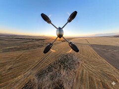 Peregreen 4 im Flug (Bildquelle: Luke Maximo Bell via YouTube, mit KI bearbeitet)