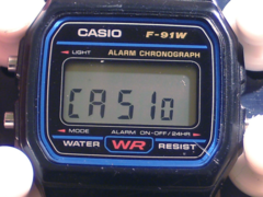 Die Casio A158WA, die das gleiche Modul wie die Casio F-91W verwendet, kann „Casio“ auf dem Display anzeigen – ebenso wie die neuere W-217H. (Bildquelle: Wikipedia)