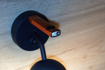 Dank magnetischer Rückseite kann die Arkfeld gut positioniert werden. (Foto: Andreas Sebayang/Notebookcheck.com)