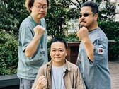 Die ehemaligen leitenden Tekken-Entwickler Yonemori, Ikeda und Harada posieren mit erhobenen Fäusten für ein Foto