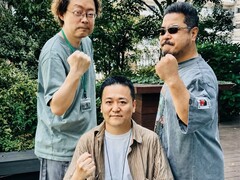 Die ehemaligen leitenden Tekken-Entwickler Yonemori, Ikeda und Harada posieren mit erhobenen Fäusten für ein Foto