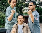 Die ehemaligen leitenden Tekken-Entwickler Yonemori, Ikeda und Harada posieren mit erhobenen Fäusten für ein Foto