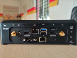Hinten (von links nach rechts): Wi-Fi-Antennenanschluss, Netzanschluss, geschützter UHD HDMI, VGA, 2x RJ-45, USB 3.1 Typ-A, USB 2.0 Typ-A, Thunderbolt 3, HDMI, Wi-Fi-Antennenanschluss.