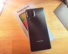 Das Samsung Galaxy M53 sieht schick aus, ist stabil, groß und dabei relativ leicht. Allerdings tut es sich schwer, seine Position zu bestimmen.