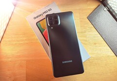 Das Samsung Galaxy M53 sieht schick aus, ist stabil, groß und dabei relativ leicht. Allerdings tut es sich schwer, seine Position zu bestimmen.