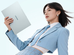 Das LCD-Modell Xiaoxin Air 14 2026 ist ab sofort in China erhältlich. Abbildung: Ein Werbefoto, weches das leichte Design des Laptops zeigt.