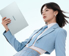 Das LCD-Modell Xiaoxin Air 14 2026 ist ab sofort in China erhältlich. Abbildung: Ein Werbefoto, weches das leichte Design des Laptops zeigt.