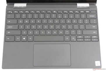 Das Tastaturlayout ist mit dem der XPS-13-Serie fast ident. Weißes Single-Zone-Backlighting mit zwei Helligkeitsstufen ist standardmäßig inbegriffen. Alle Tasten werden beleuchtet