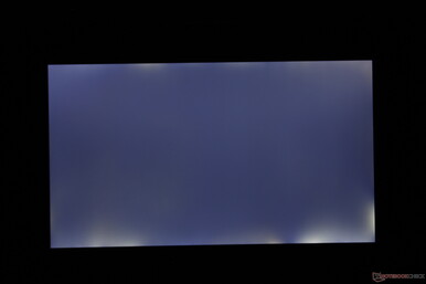 Starkes, unebenes Backlight Bleeding