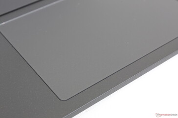 Das Clickpad ist sehr leichtgängig und klebt auch bei langsamen Geschwindigkeiten kaum