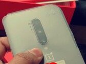 Das OnePlus 8 Pro zeigt sich noch in Folie verpackt und frisch aus der Box geschlüpft.