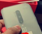 Das OnePlus 8 Pro zeigt sich noch in Folie verpackt und frisch aus der Box geschlüpft.