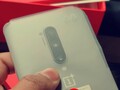 Das OnePlus 8 Pro zeigt sich noch in Folie verpackt und frisch aus der Box geschlüpft.