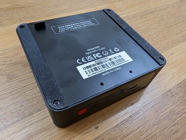 Zwei Schraublöcher zum Anbringen an den VESA-Anschluss