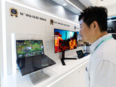 Samsung Display zeigte ein 16 Zoll großes 2,5K-OLED-Panel für Laptops mit einer Bildwiederholrate von bis zu 300 Hz – das erste OLED-Display für Notebooks, das diese Frequenz erreicht.
