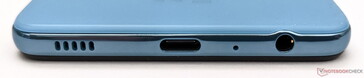 Unterseite: Lautsprecher, USB-C 2.0, Mikrofon, 3,5-mm-Klinkenanschluss