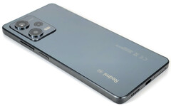 Das Redmi Note 12 Pro von Xiaomi kommt im hübschen Glasgewand daher (Bild: Marcus Herbrich)