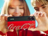 Realme hat sich mit Coca-Cola zusammengetan, um dem Realme 10 Pro 5G einen auffälligeren Look zu verleihen. (Bild: Realme)