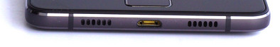 unten: USB-Anschluss, Lautsprecher