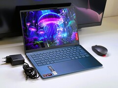 Im Bild: Das äußerlich baugleiche AMD-Schwestermodell Yoga Slim 7 14AKP10 (Bild: Andreas Osthoff)