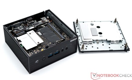 Asus ExpertCenter PN42 mit entfernter Bodenplatte