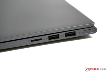 Rechts: microSD-Leser, 2x USB-A 3.1 Gen.1 (1x Powered), Power Button