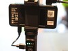 Ein Smartphone lässt sich ein spannen, das Stativ versorgt Wireless Bridge und Kamera mit Strom