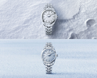 Die Grand Seiko SBGX359 (oben) und SBGX361 (unten), abgebildet vor stilisierten Hintergründen aus Schnee und Himmel.
