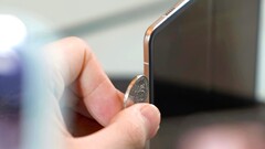 Das Honor Magic V5 wurde am heutigen 19. Juni 2025 bereits fotografiert, zumindest mit Kamera-Sichtschutz. (Bildquelle: Weibo)