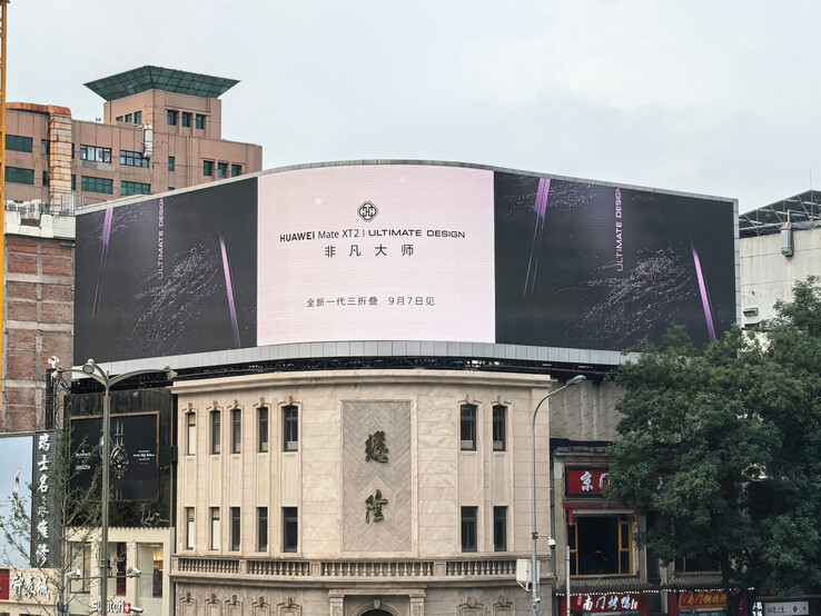 In China wird bereits auf riesigen Werbeflächen für den Huawei Mate XT2 Launch am 7. September geworben.