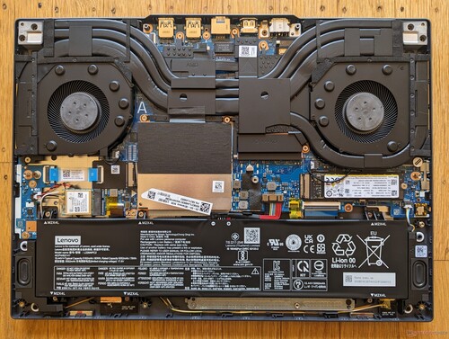 Der RAM und die SSD des Lenovo Legion Slim 5 können nach dem Kauf aufgerüstet werden (Bild: Allen Ngo)