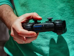 Die Sony PlayStation 3 wurde im Lieferumfang mit dem DualShock-3-Controller ausgeliefert, einem Controller, der auch mit RPCS3 kompatibel ist.