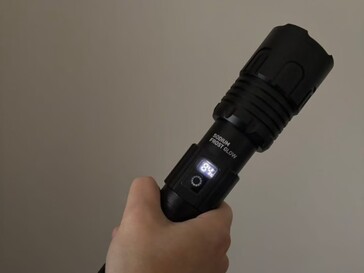 Äußerlich gibt es eine Ladestandsanzeige und einen USB-Port zum Aufladen des Smartphones.