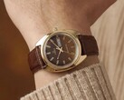 Die Timex Q 1978 Day Date mit braunem Fumé-Zifferblatt und goldfarbenem Gehäuse, getragen an einem braunen Lederarmband.
