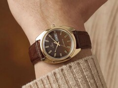 Die Timex Q 1978 Day Date mit braunem Fumé-Zifferblatt und goldfarbenem Gehäuse, getragen an einem braunen Lederarmband.