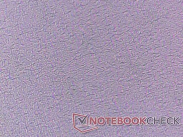 Mikroskopische Aufnahme des ScreenPad-Touchscreens auf demselben ZenBook 14. Das dicke, matte Overlay verdeckt die darunter liegenden Pixel für eine um einiges körnigere Bildqualität