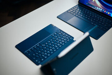 Flexibles Zubehör ab Werk: Das Lenovo Yoga Tab Gen 2 nutzt ein magnetisches Backcover mit integriertem Kickstand und abnehmbarer Tastatur, was vielseitige Aufstellwinkel für den Arbeitsplatz oder unterwegs bietet.