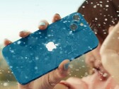 Das Apple iPhone 13 ist wasserfest, aber nur bedingt bruchfest bei Stürzen. (Bild: Apple)