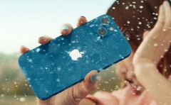 Das Apple iPhone 13 ist wasserfest, aber nur bedingt bruchfest bei Stürzen. (Bild: Apple)