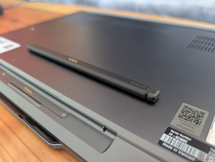 Die dünnere, rechteckige Bauform des Slim Pen 2 erschwert allerdings den Griff im Vergleich zu dickeren Stylus-Modellen wie dem Surface Pen