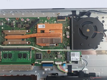Asus VivoBook 17: Der Gehäuselüfter bildet keine Einheit innerhalb des Kühlsystems