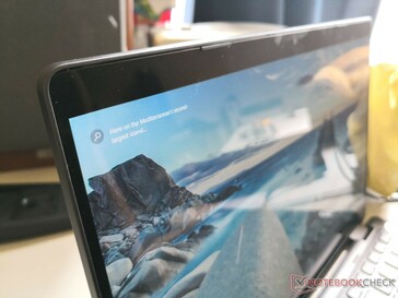 Edge-to-Edge-Touchscreen mit Gorilla Glas und Aktivstylus-Unterstützung. Der obere Displayrand ist auch weiterhin relativ breit