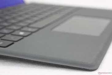 Die Tastatur-Base besteht aus einer Mischung aus Metall und falschem Samt für eine leicht angeraute Oberfläche