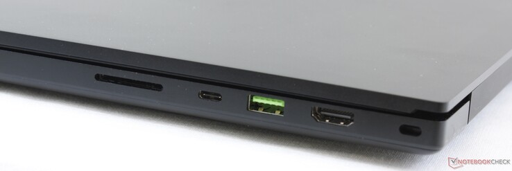 Rechts: SD-Kartenleser UHS-III, USB Typ-C + Thunderbolt 3, USB 3.2 Gen . 2, HDMI 2.0b, Kensington Lock